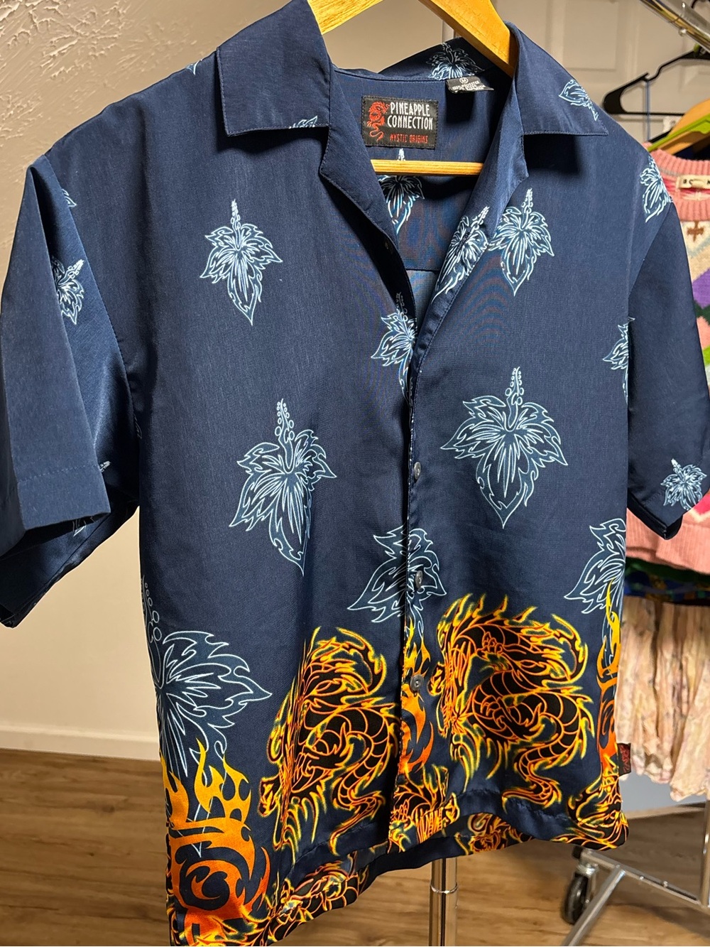 Pineapple Connection Hawaiian dragon button down camp collar, M